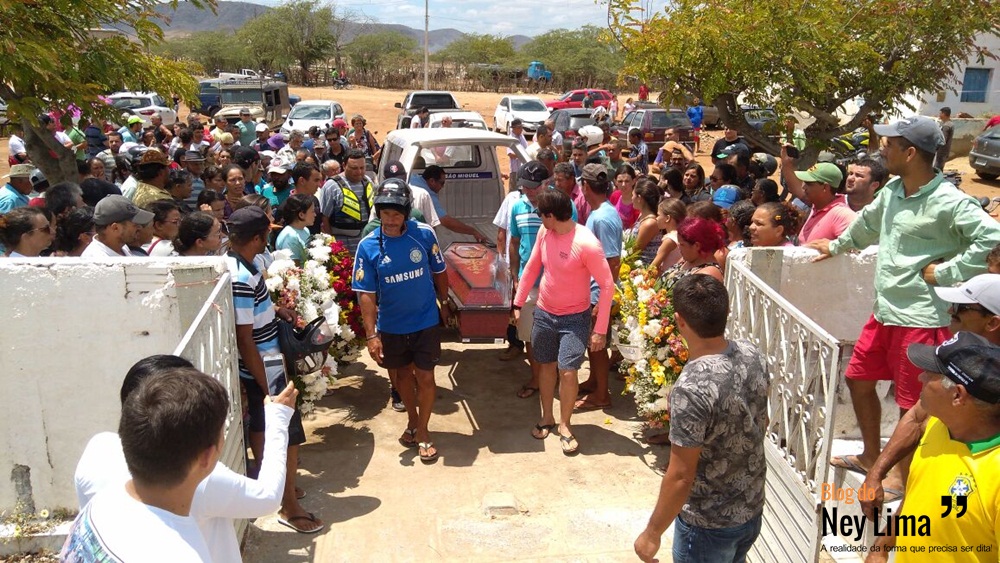 Comoção e tristeza marcam sepultamento de Zezinho Pedreiro vítima do